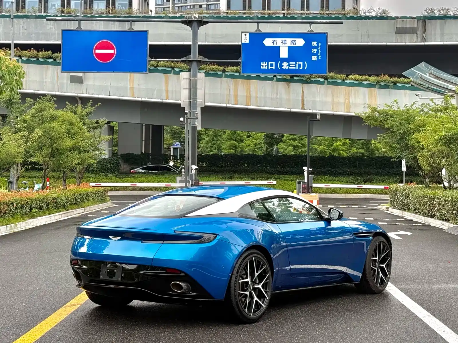 Фото 7 - Aston Martin DB11