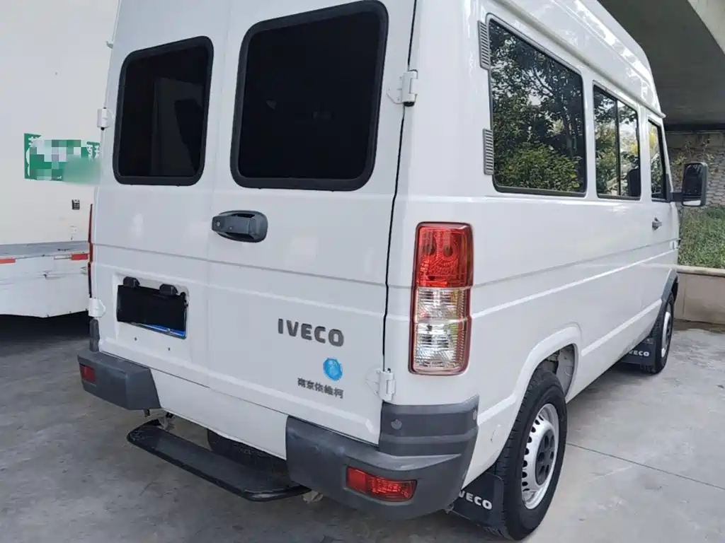 Iveco Daily 2023 2021 2.5T A35 M1 Bus 5-9 Seats Short Wheelbase Medium Roof Single Tire Manual Door
