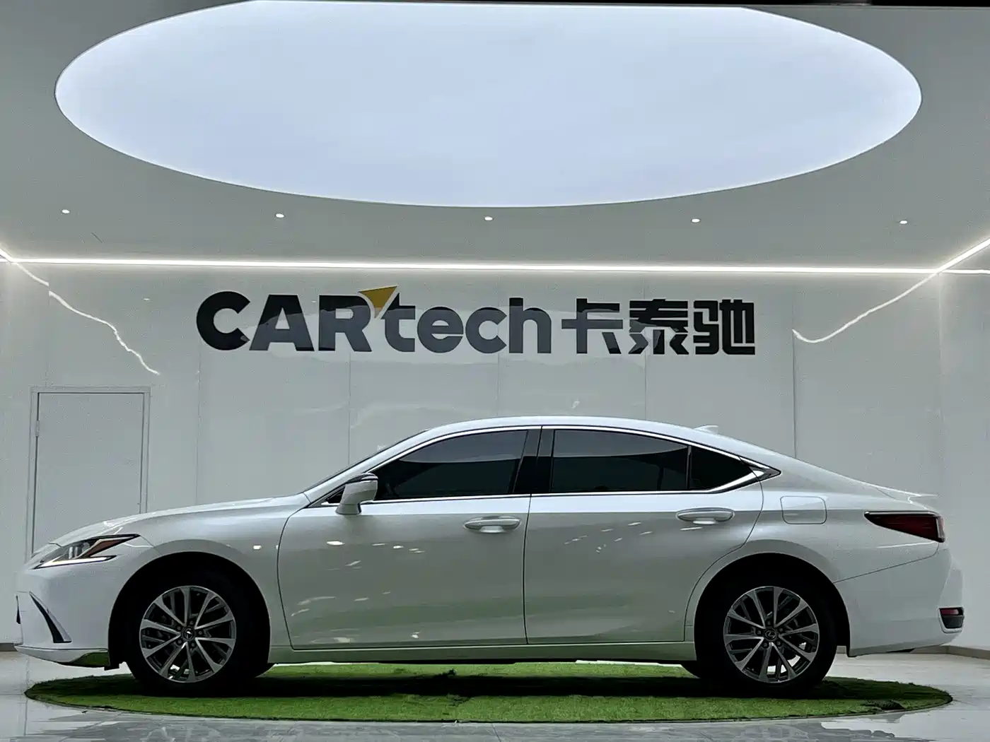Lexus ES 2023 200 Excellence Edition фото 2