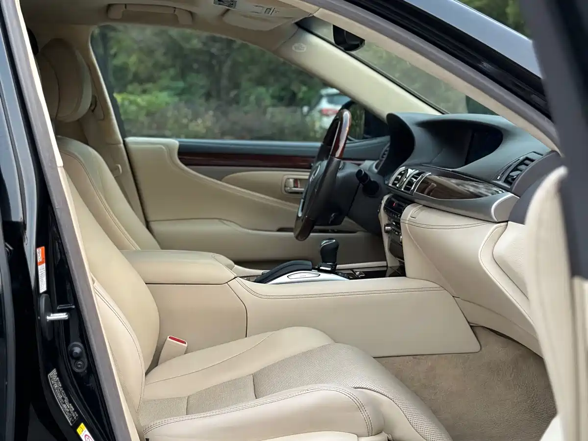 Фото 14 - Lexus LS