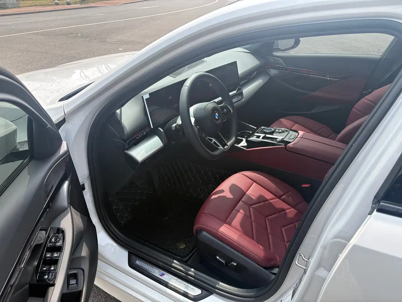 BMW 5 Series 2025 530Li Leading M Sport Package фото 7