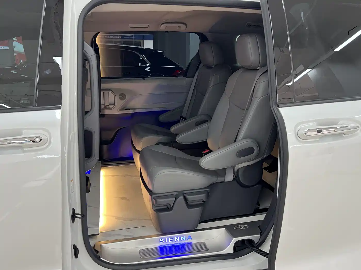 Toyota Sienna 2023 2.5L Hybrid Luxury Edition фото 6