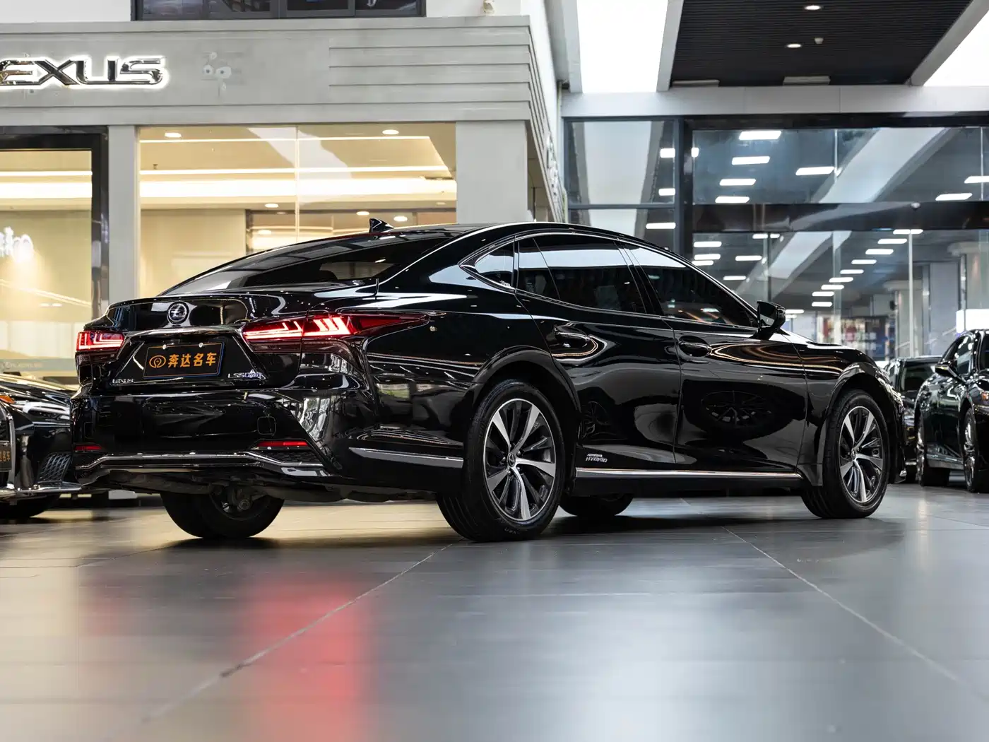 Фото 3 - Lexus LS