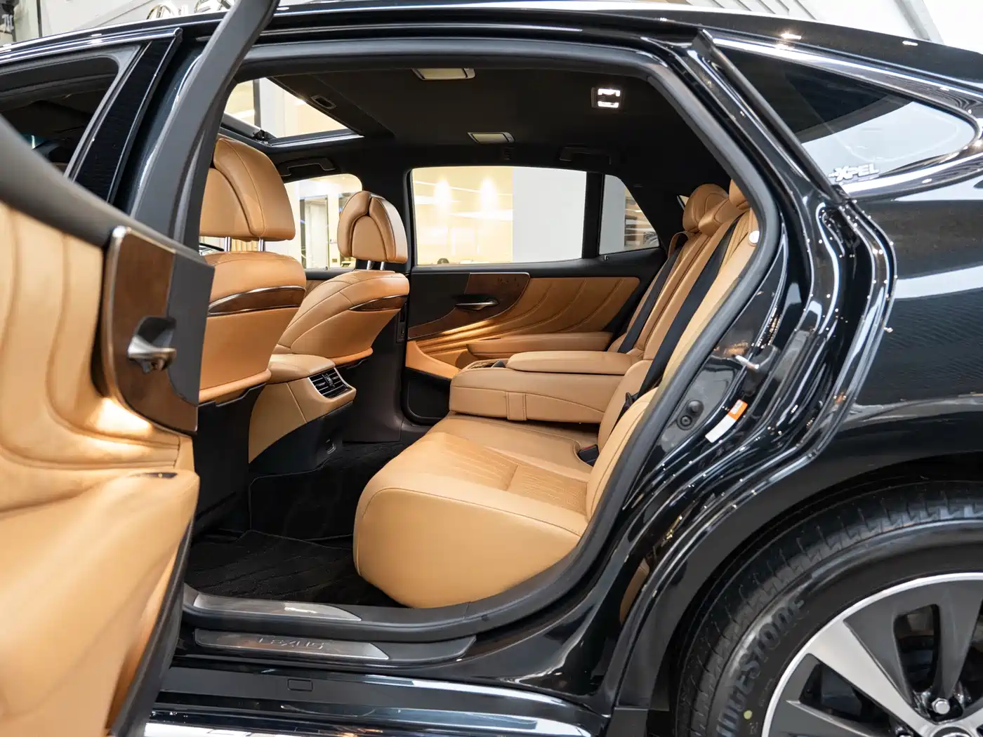 Фото 10 - Lexus LS