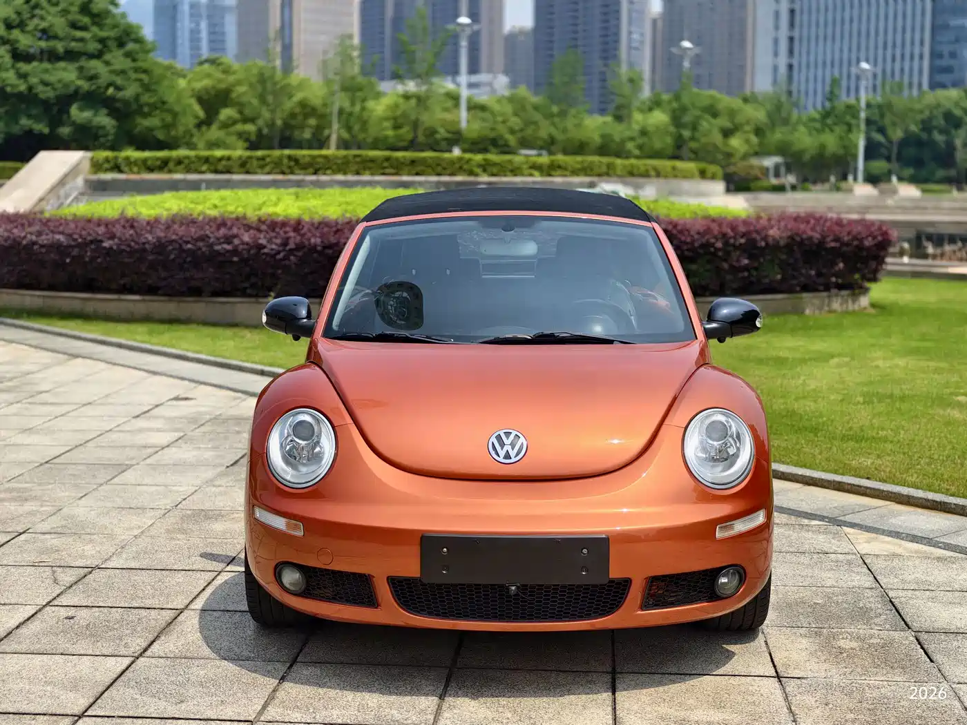 Volkswagen Beetle 2010 Model 2.0 BlackOrange Convertible Luxury Edition фото 3