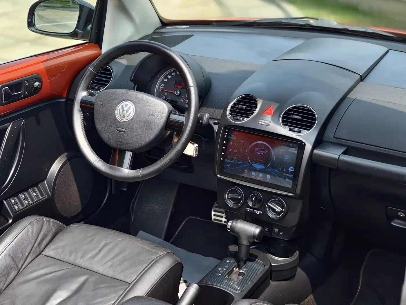 Volkswagen Beetle 2010 Model 2.0 BlackOrange Convertible Luxury Edition фото 9