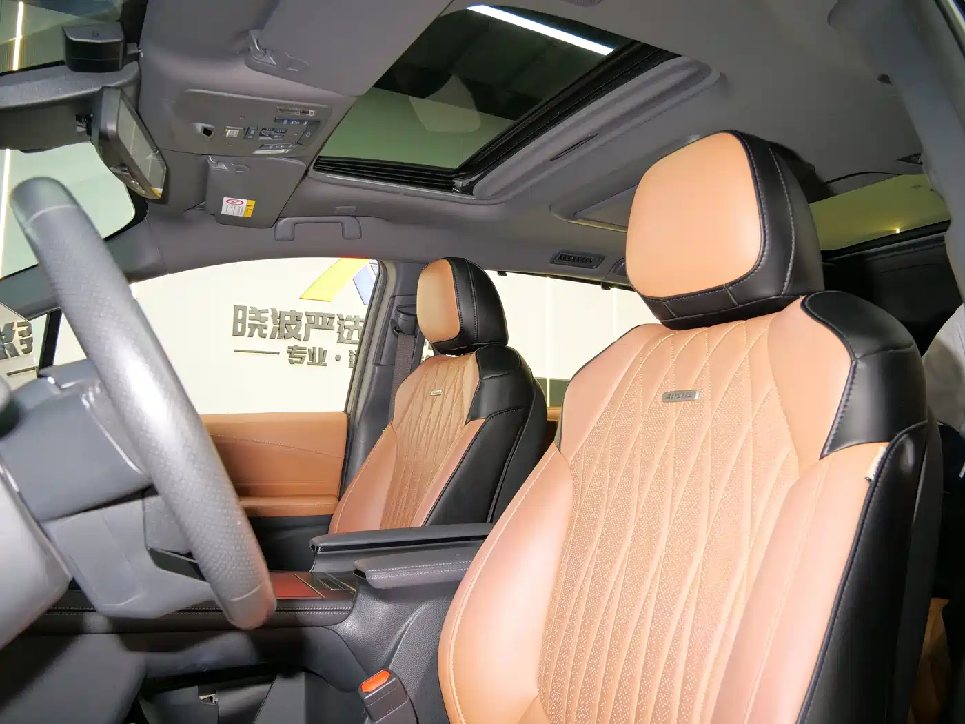 Toyota Granvia 2022 Model Year 2.5L Hybrid Flagship Edition фото 10