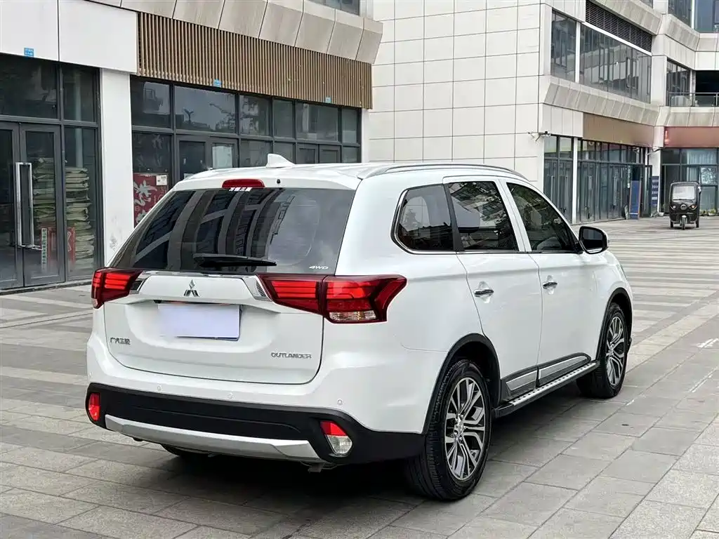 Mitsubishi Outlander 2018 2.4L 4WD Elite Edition 5-seater фото 7