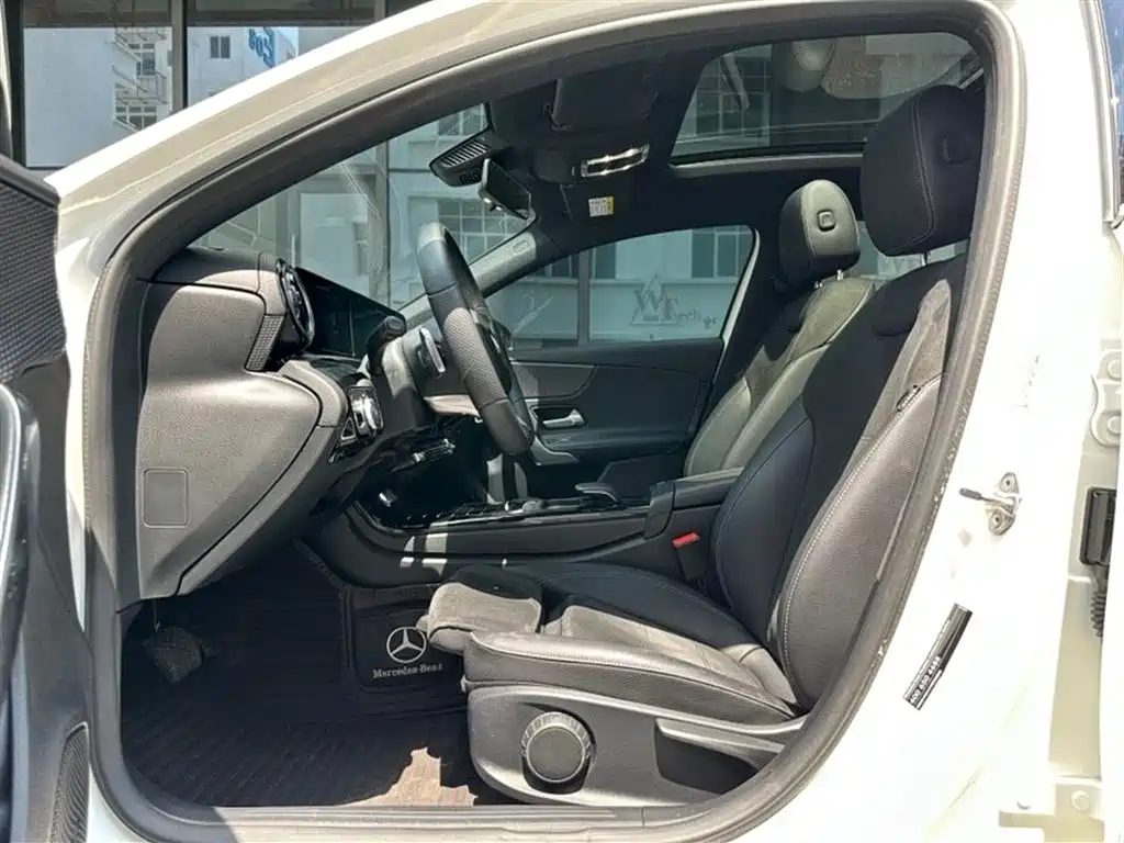 Mercedes-Benz A-Class 2019 A 180 L Sport Sedan фото 7