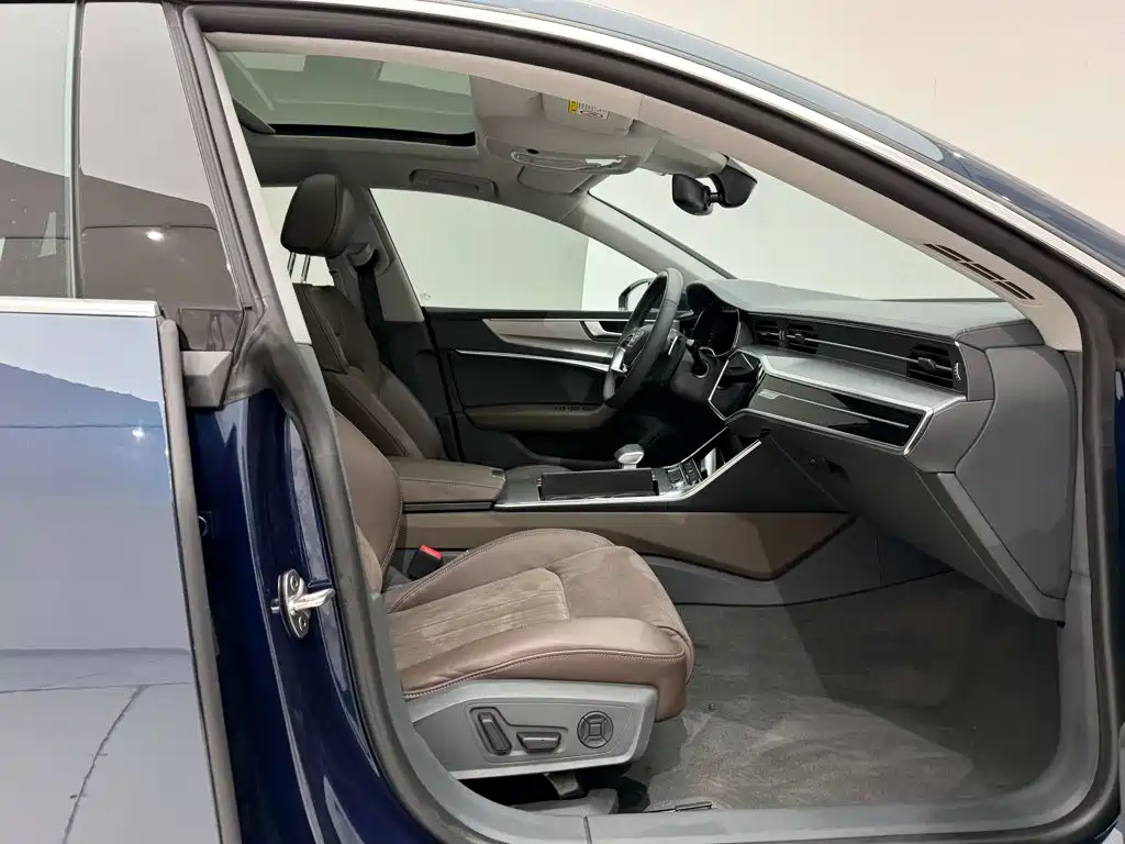 Фото 18 - Audi A7L
