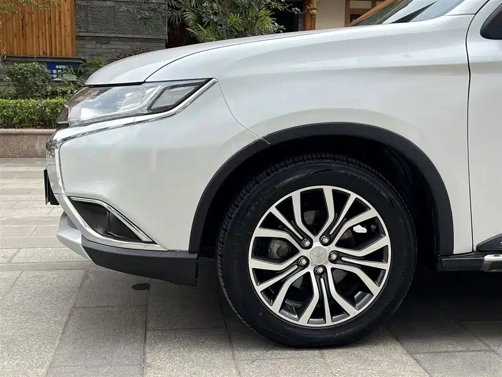 Mitsubishi Outlander 2018 2.4L 4WD Elite Edition 5-seater фото 23