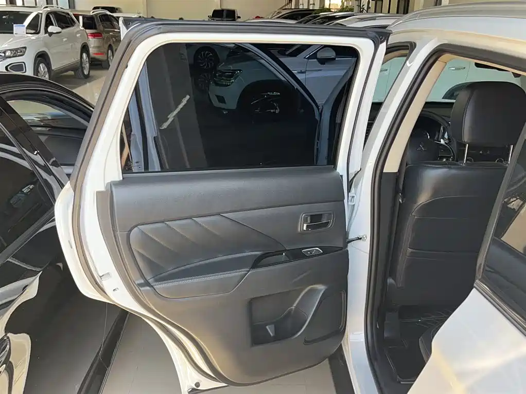 Mitsubishi Outlander 2019 2.4L 4WD Deluxe Edition 5-Seater China VI фото 16
