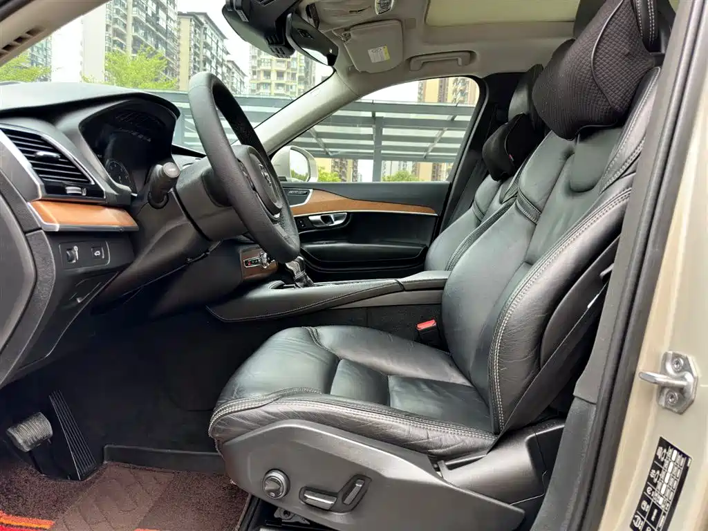 Фото 9 - Volvo XC90