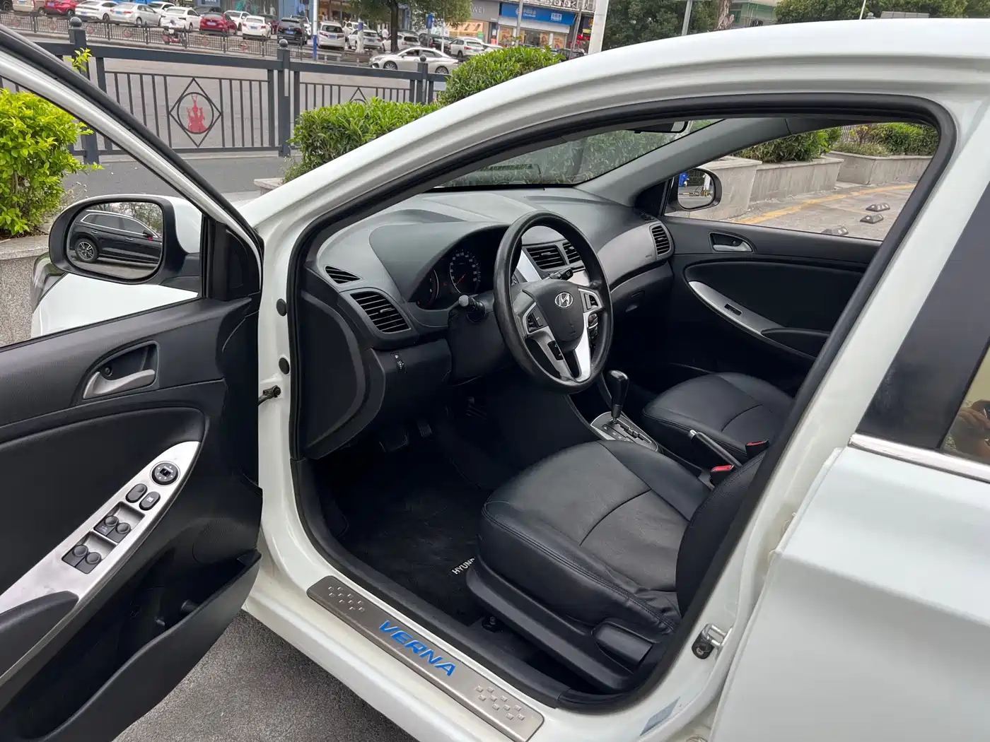 Hyundai Reina 2014 Model 1.4L Automatic GLX фото 14