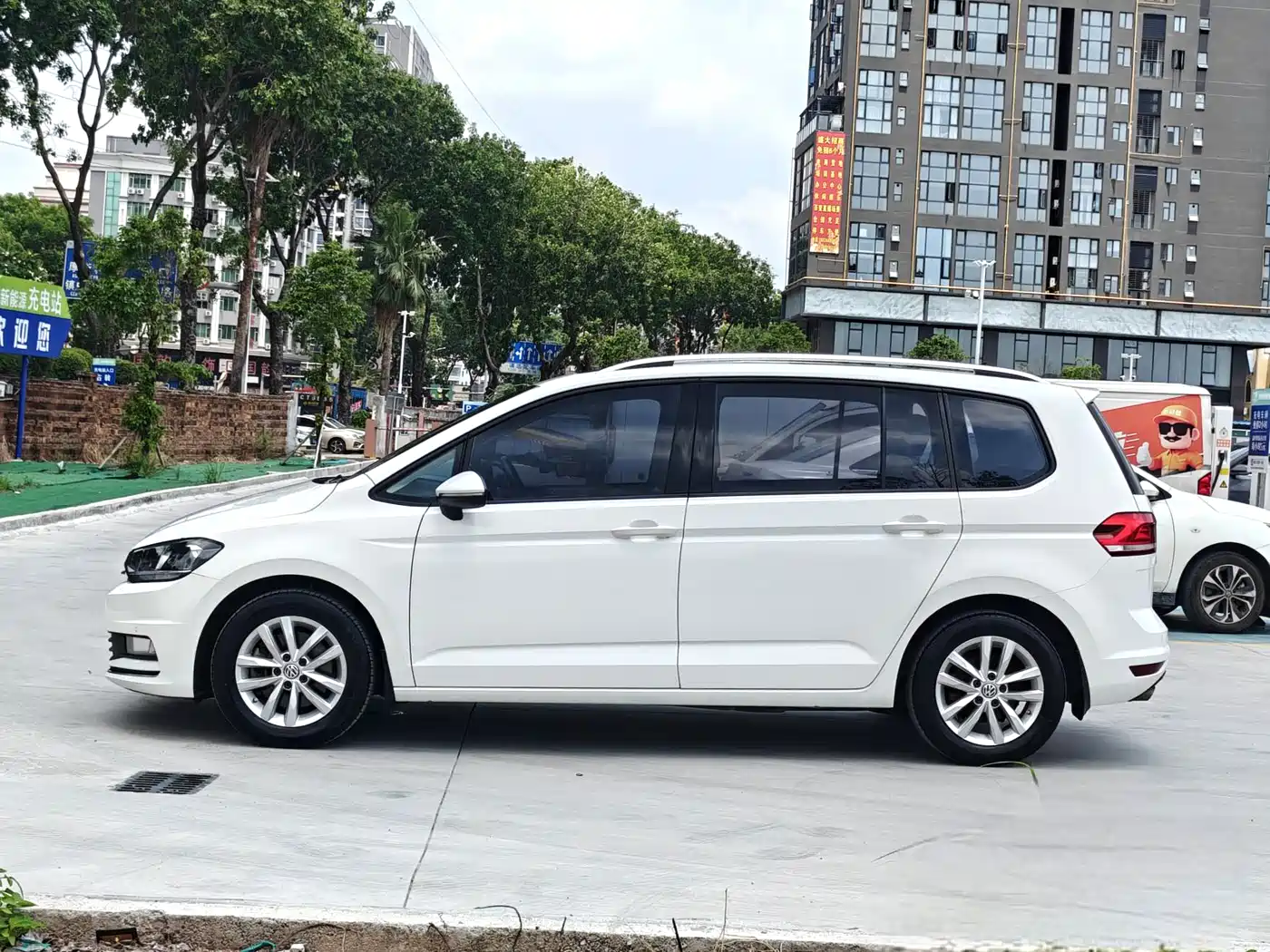 Volkswagen Touran 2018 Touran L 280TSI DSG Comfort 7-seater China V фото 4