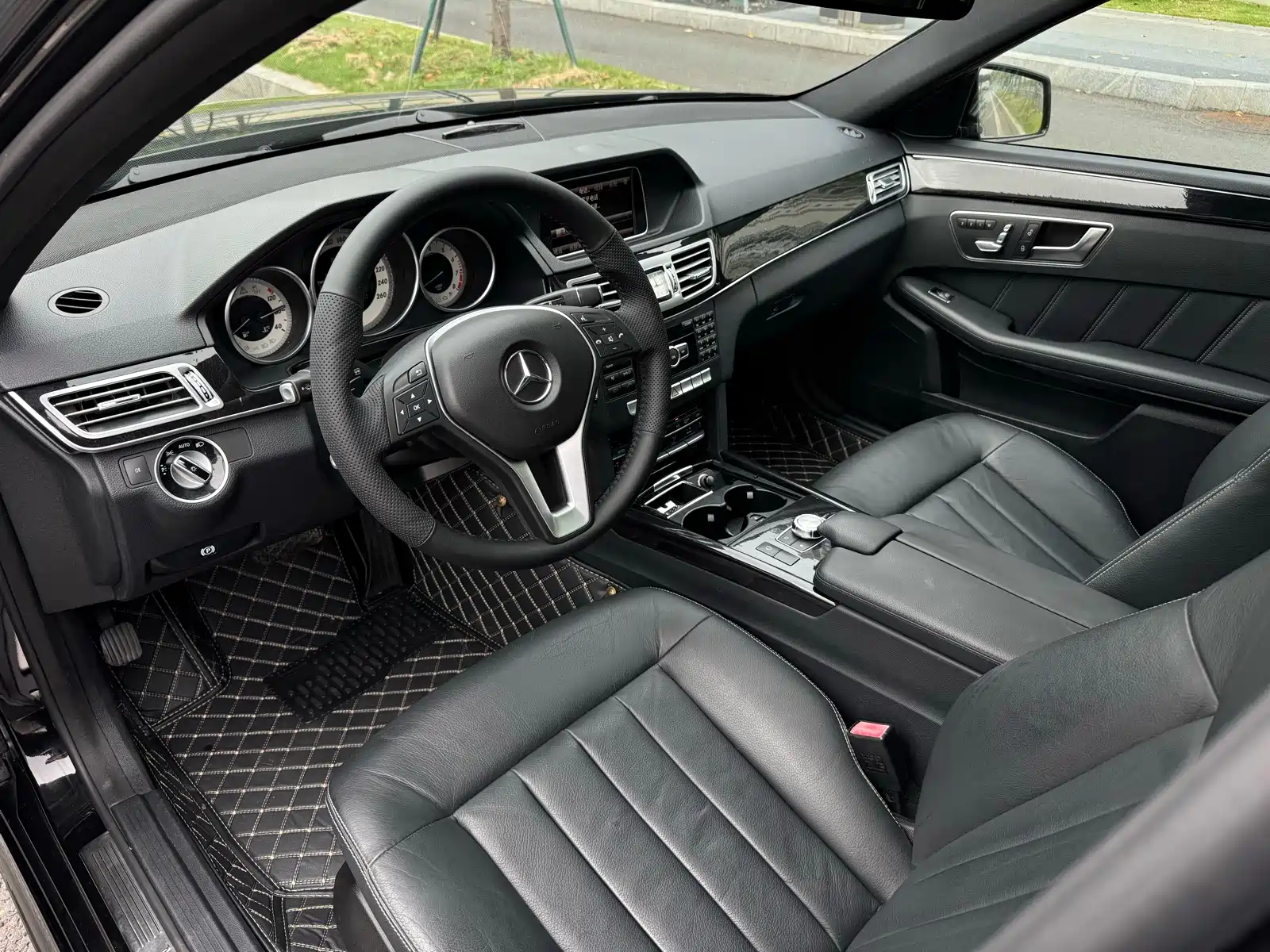 Фото 4 - Mercedes-Benz E-Class