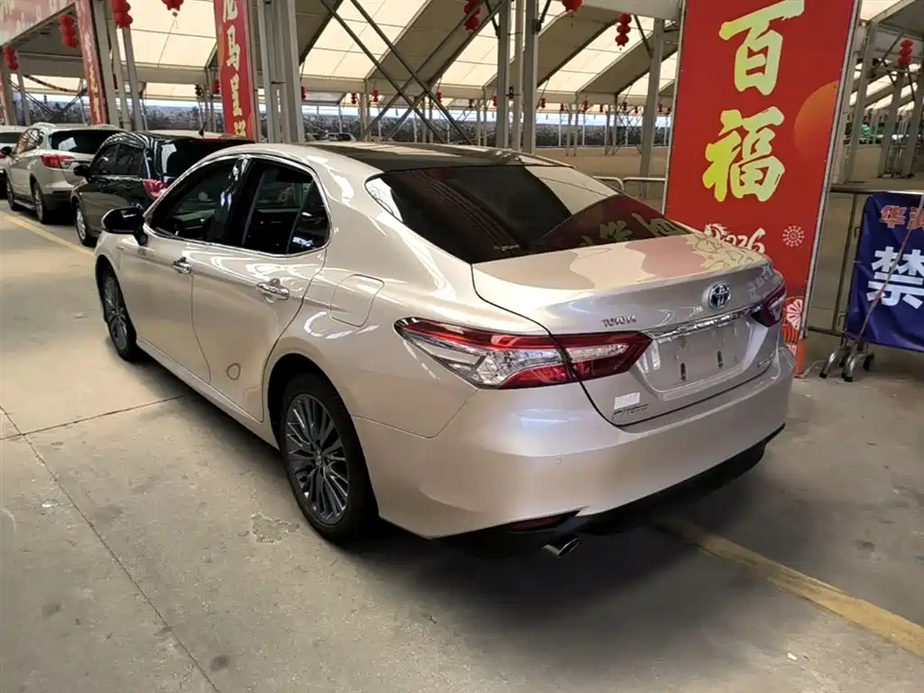 Toyota Camry 2018 Hybrid 2.5HG Luxury Edition фото 5