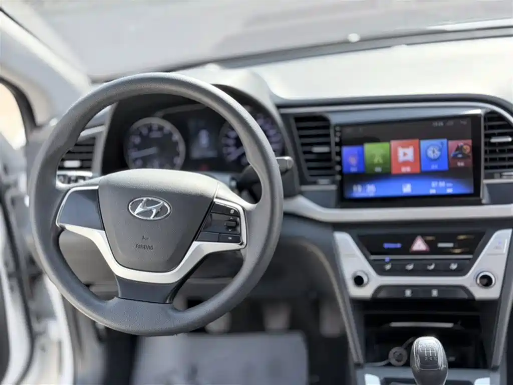 Hyundai Elantra 2016 1.6L Manual Smart·Youth Edition фото 13