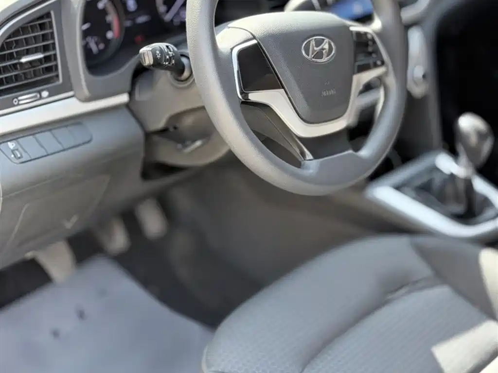 Hyundai Elantra 2016 1.6L Manual Smart·Youth Edition фото 14