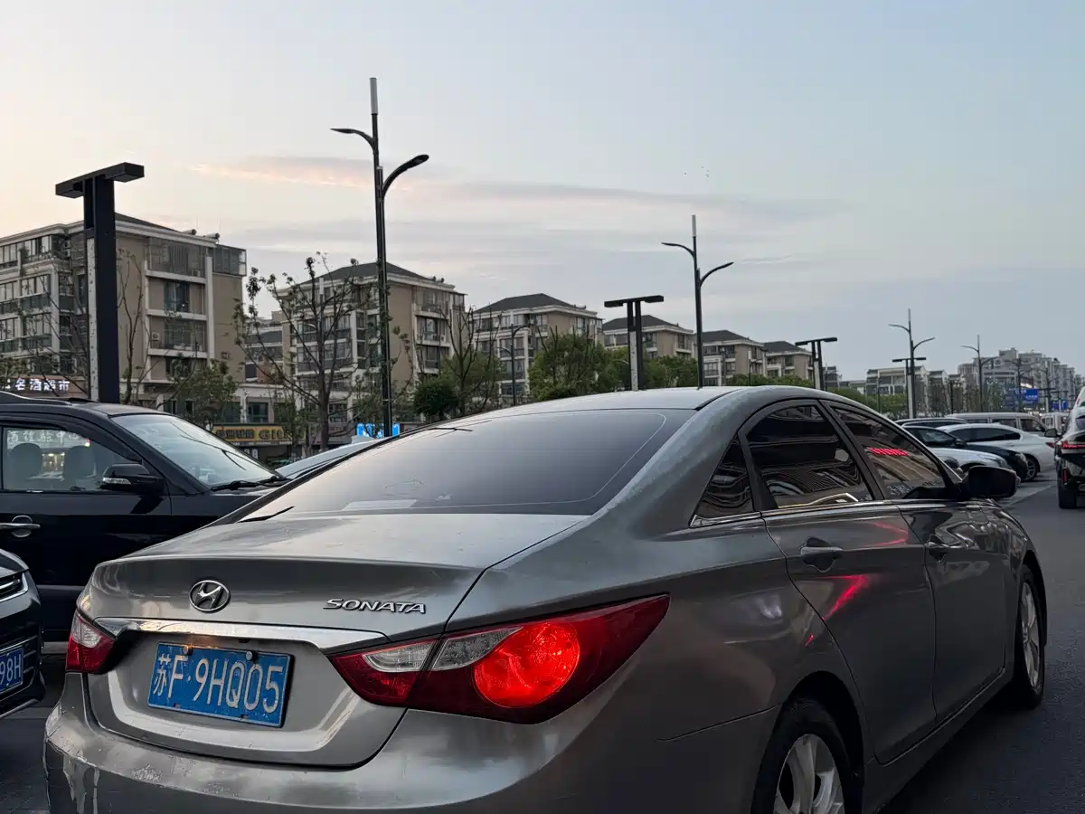 Hyundai Sonata 2011 2.0L Auto Leading Edition фото 9