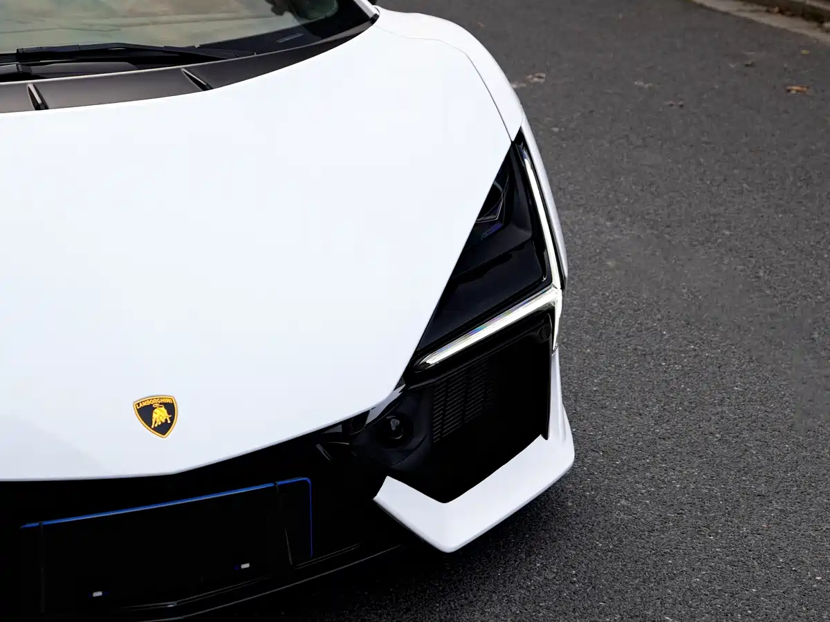 LAMBORGHINI REVUELTO