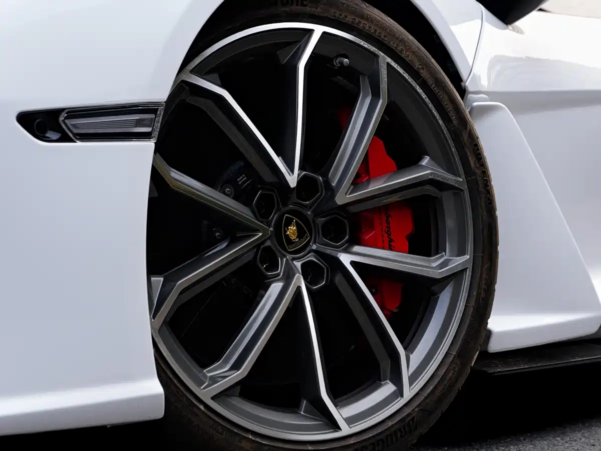 LAMBORGHINI REVUELTO