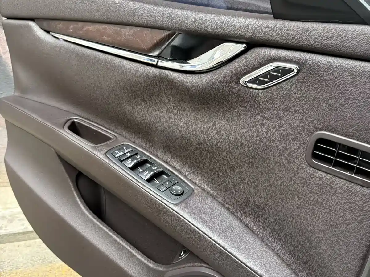 Photo 6 - Maserati Quattroporte