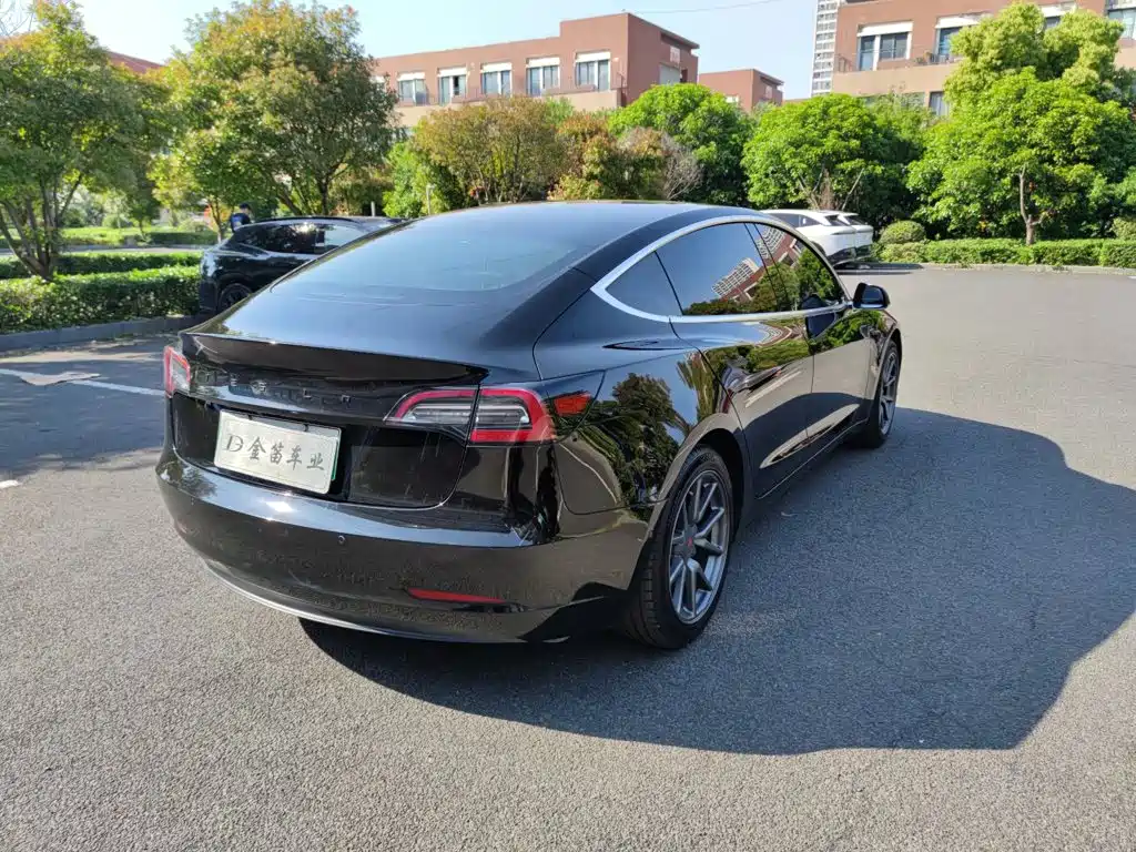 Фото 11 - Tesla Model 3