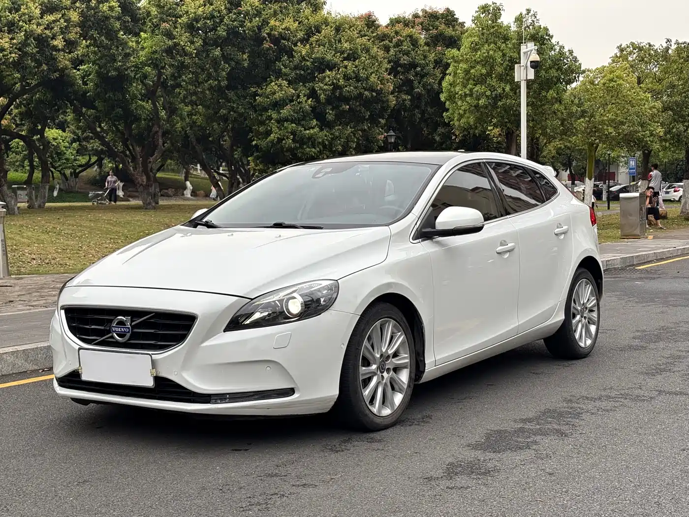 Фото 1 - Volvo V40