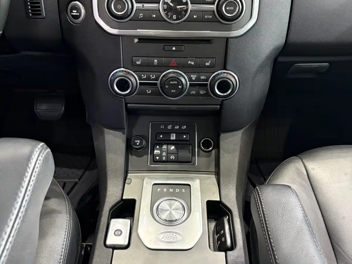 Land Rover Discovery 2015 3.0 SC V6 SE фото 18