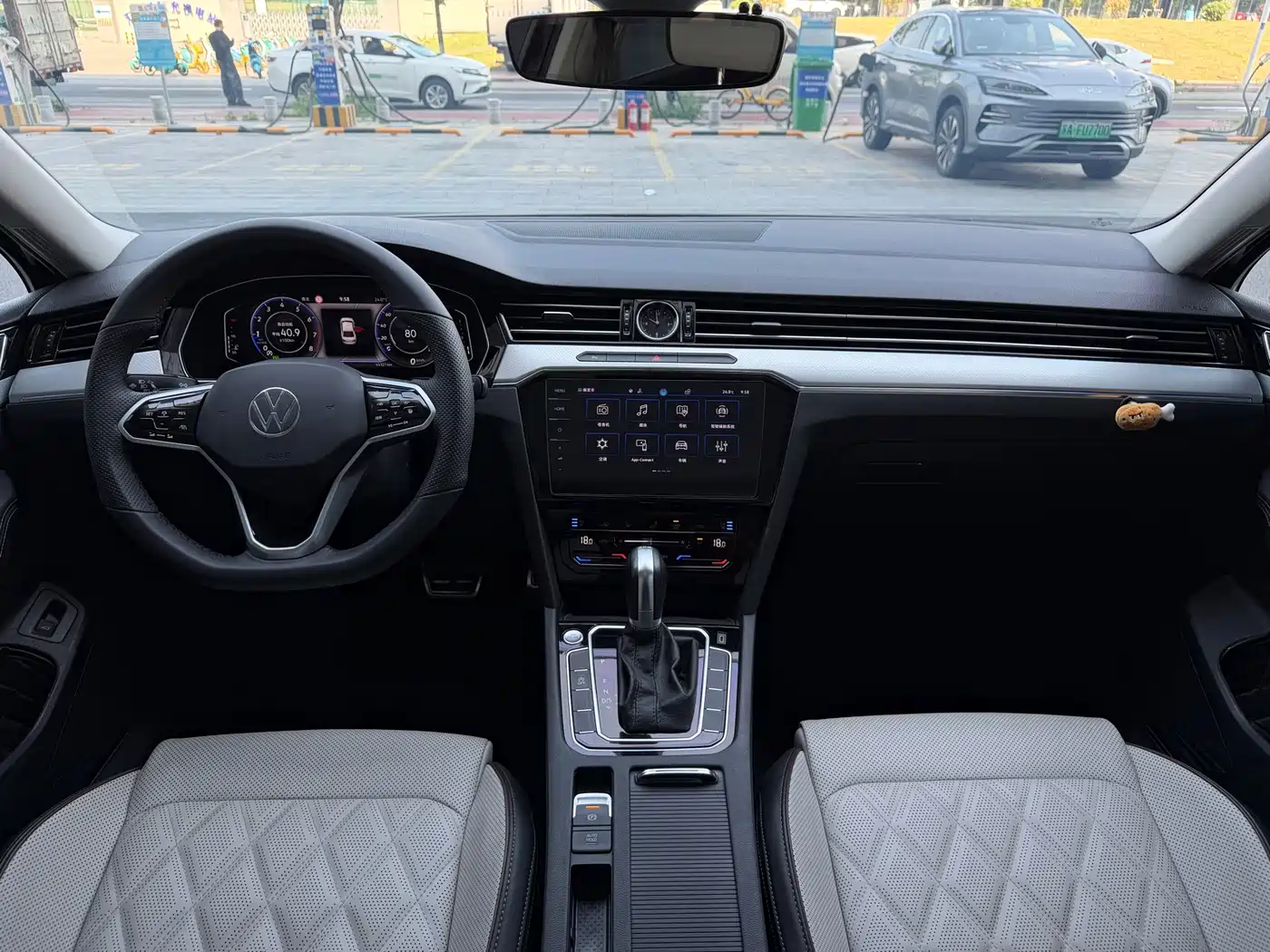 Volkswagen Magotan 2023 Model 2 Million Commemorative Edition 330TSI DSG Luxury фото 16