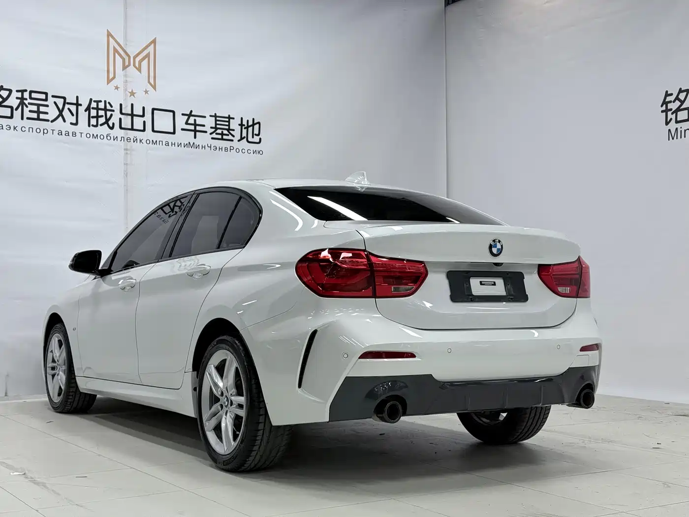 BMW 1 Series 2021 120i M Sport Shadow Edition фото 6