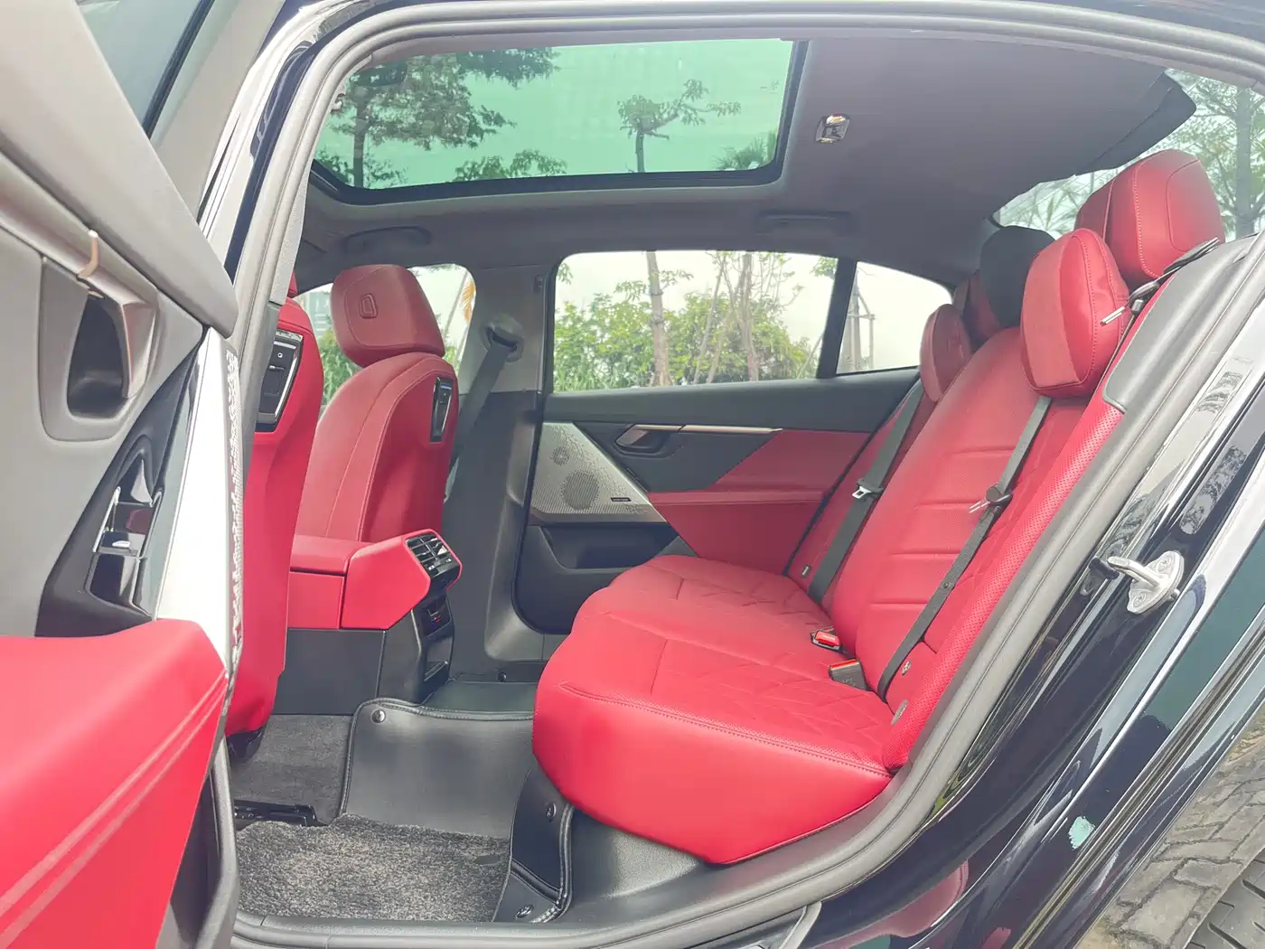 BMW 5 Series 2026 530Li Leading M Sport Package фото 8