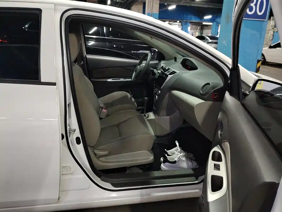 Toyota Vios 2010 1.3L GL-i Standard AT фото 8