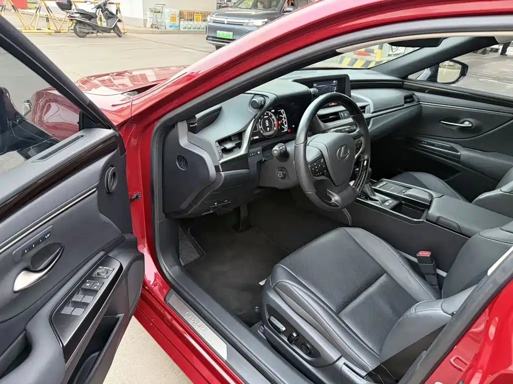 Photo 5 - Lexus ES