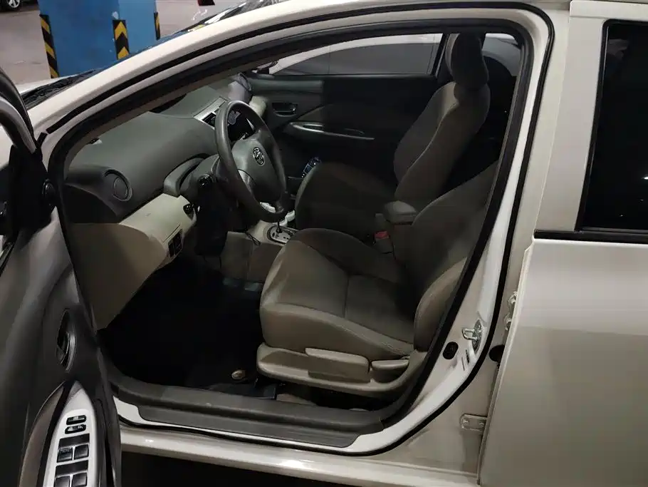 Toyota Vios 2010 1.3L GL-i Standard AT фото 9
