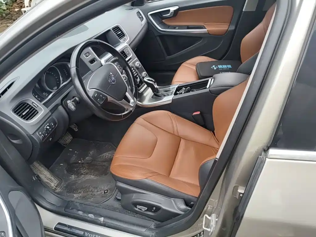 صورة 15 - Volvo S60