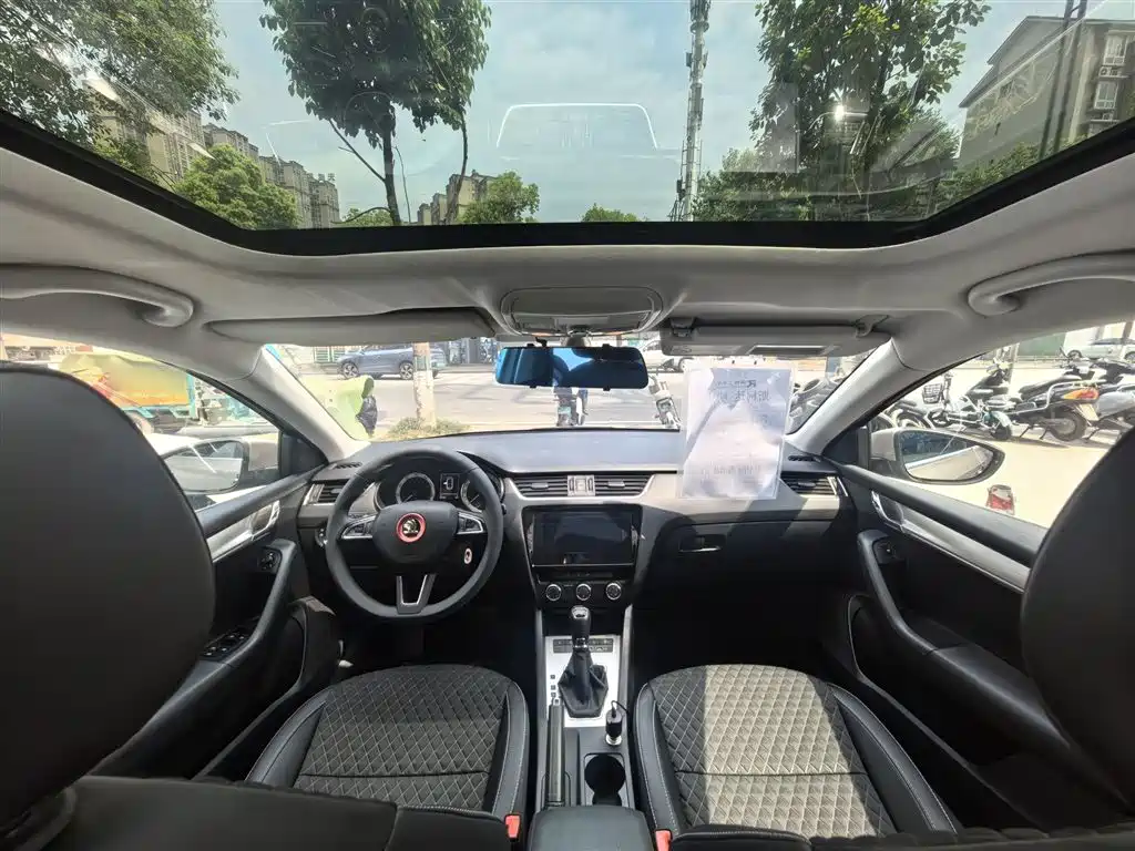 Škoda Octavia 2019 1.5L Automatic Smart Luxury Edition China V фото 11