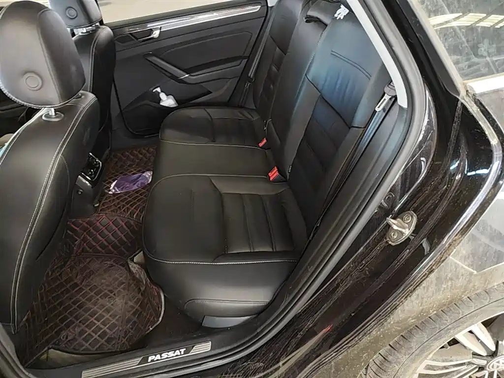 Volkswagen Passat 2017 330TSI DSG Luxury фото 24