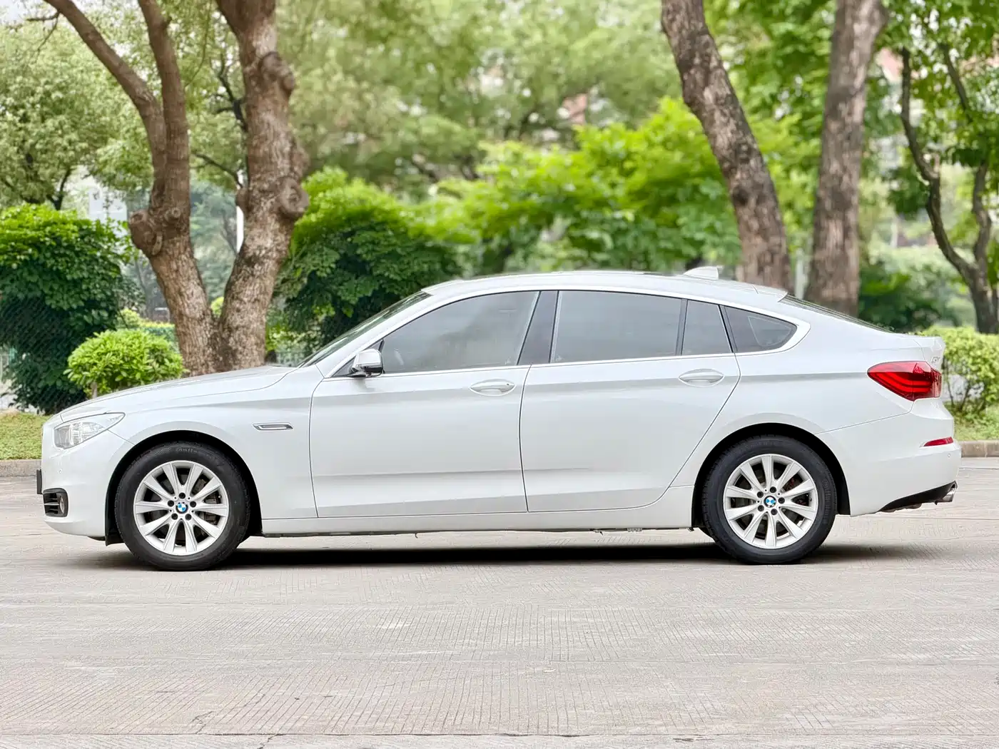 BMW 5 Series GT 2015 528i Leading фото 4
