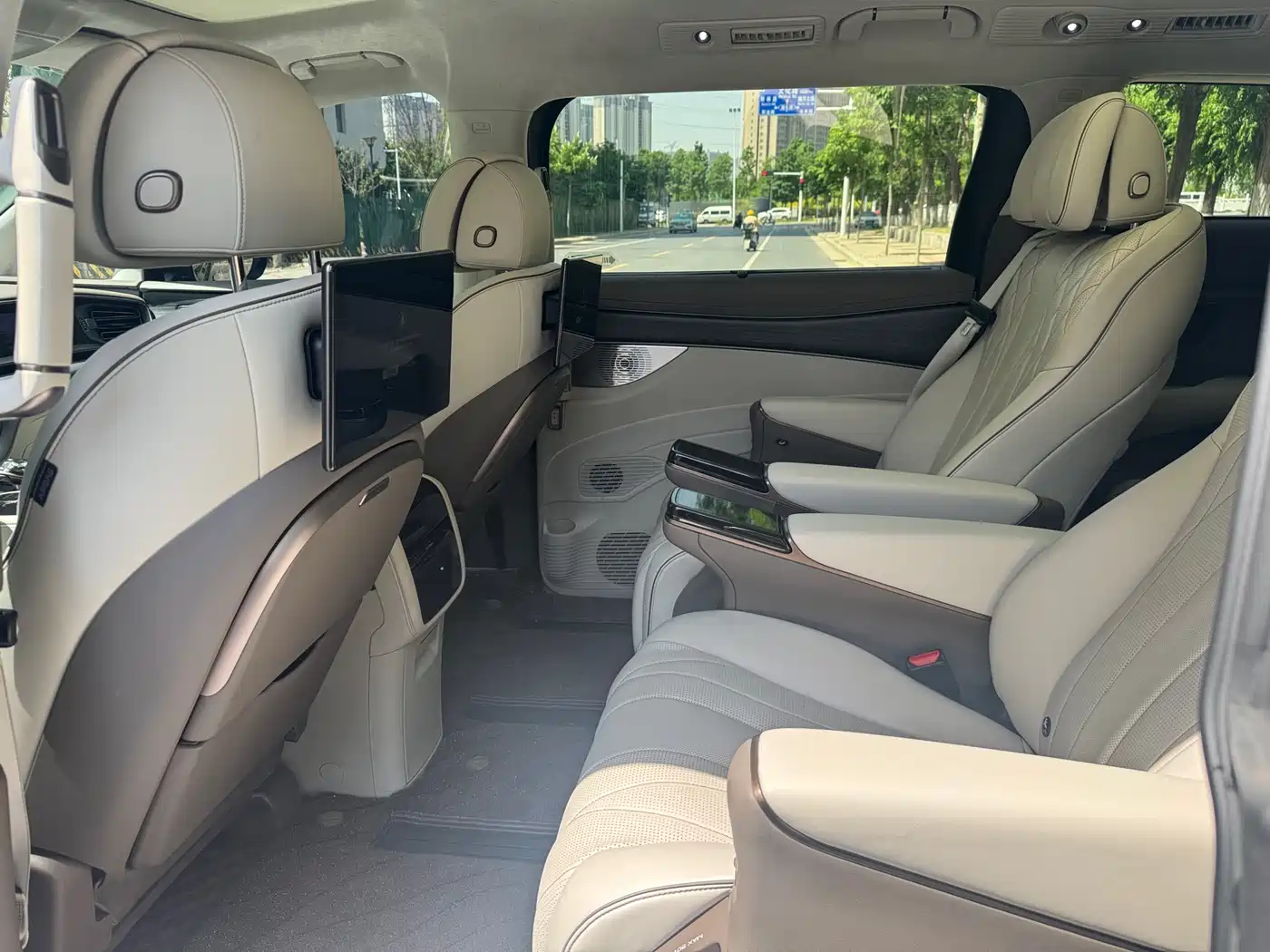 Denza D9 2022 DM-i 970 AWD Flagship фото 6