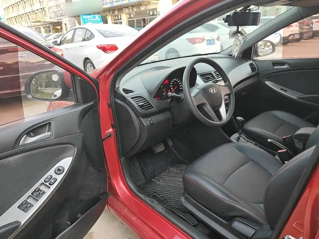 Photo 16 - Hyundai Reina