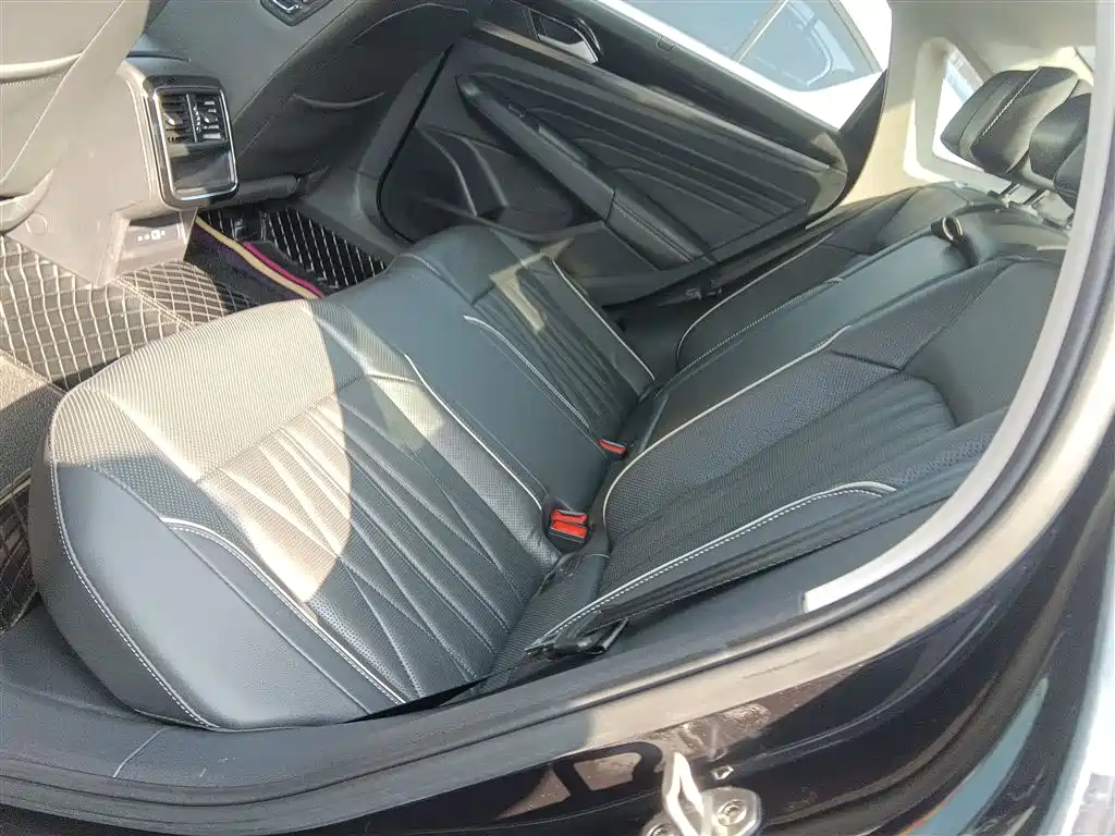 Volkswagen Passat 2022 330TSI Luxury Edition фото 17