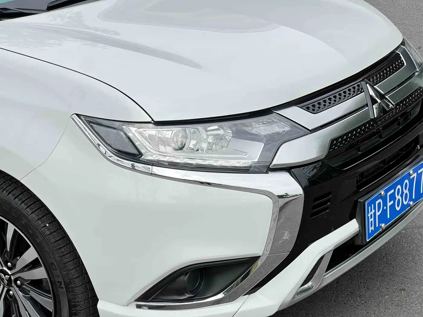 MITSUBISHI OUTLANDER
