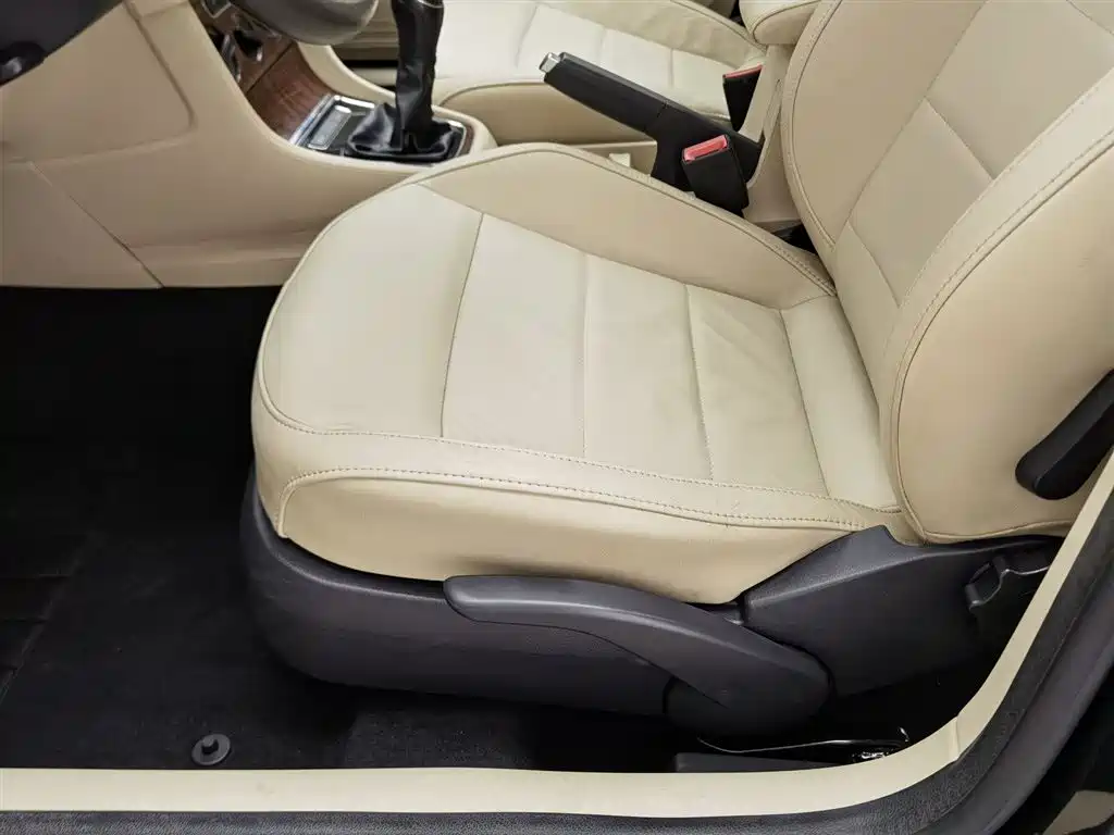 Volkswagen Lavida 2013 Facelift Classic 1.6L Manual Comfort фото 20