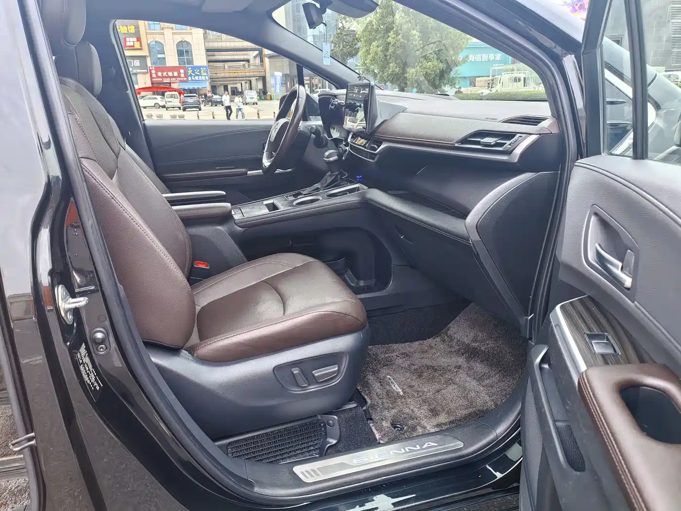 Toyota Sienna 2021 2.5L Hybrid Platinum Edition фото 13