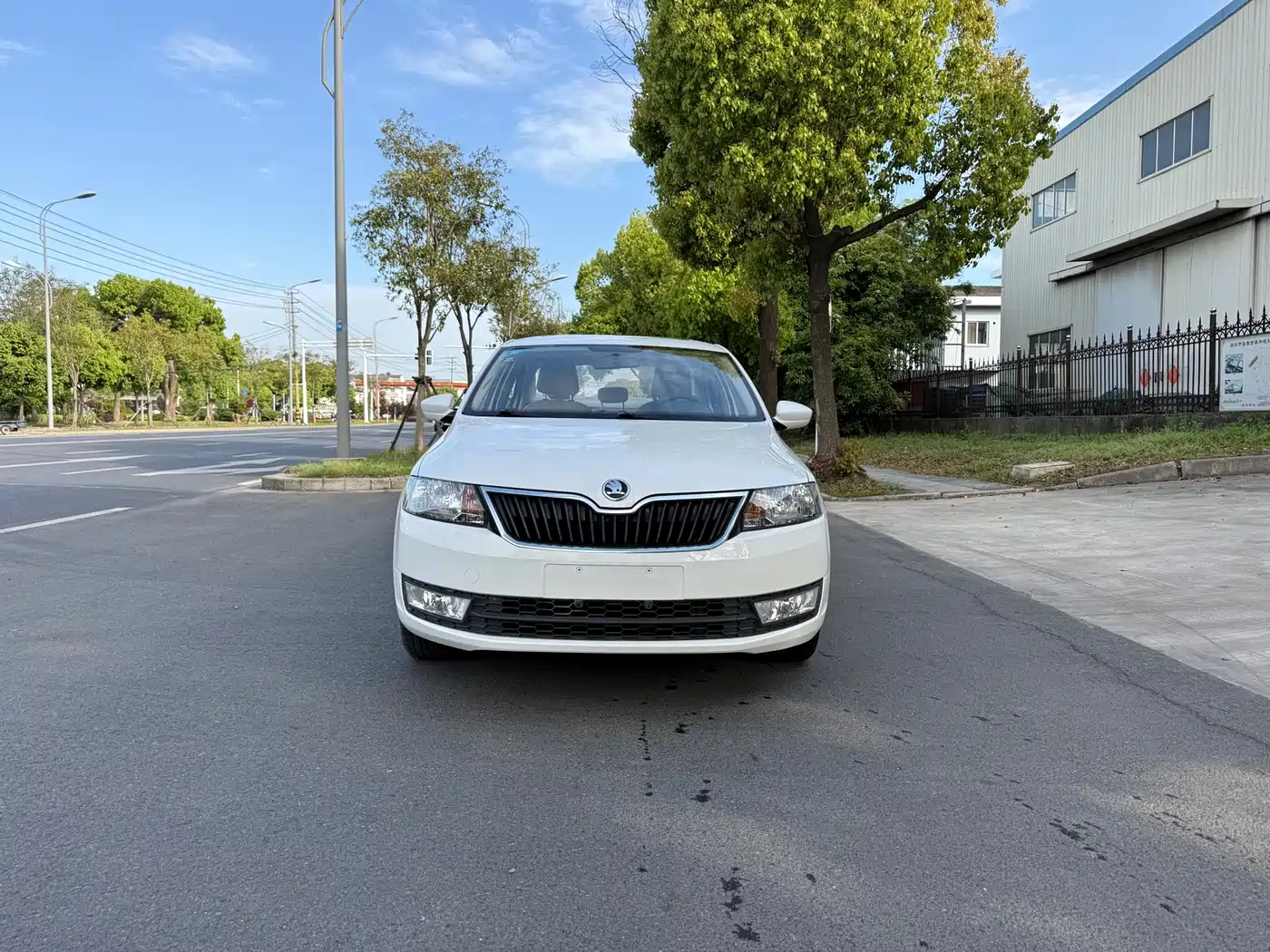 Škoda Rapid 2016 1.6L Automatic Pioneer Edition фото 2