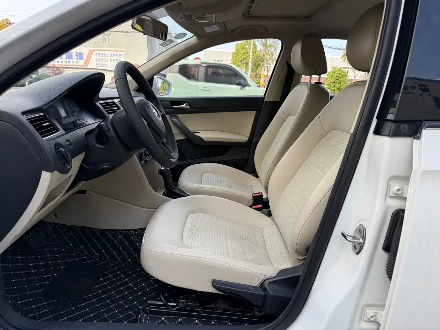Škoda Rapid 2016 1.6L Automatic Pioneer Edition фото 10