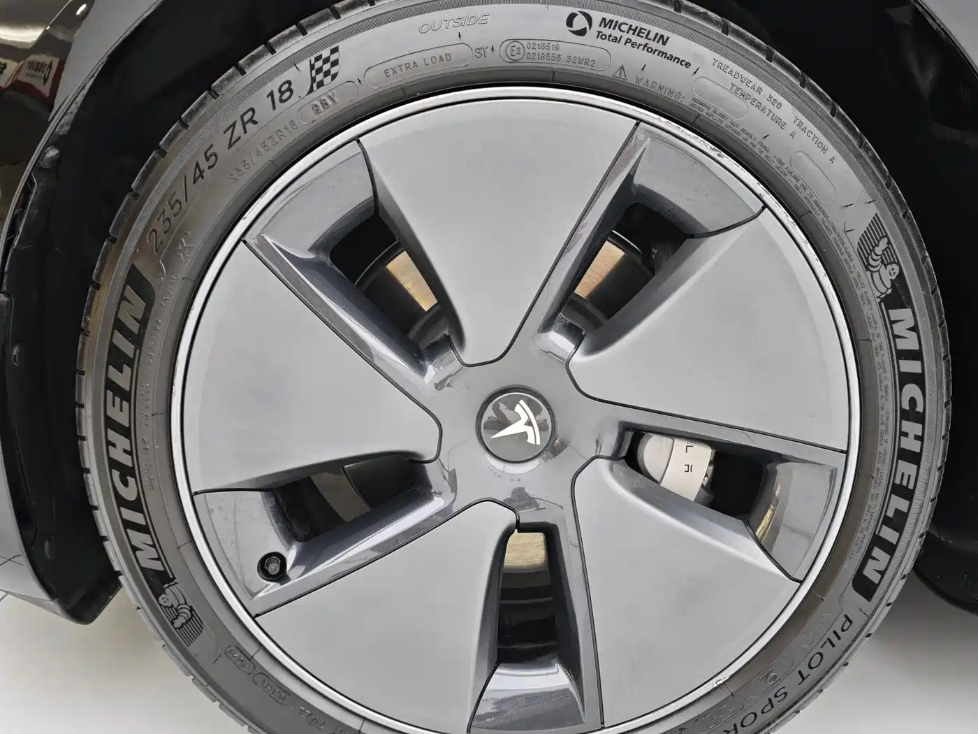 Фото 20 - Tesla Model 3