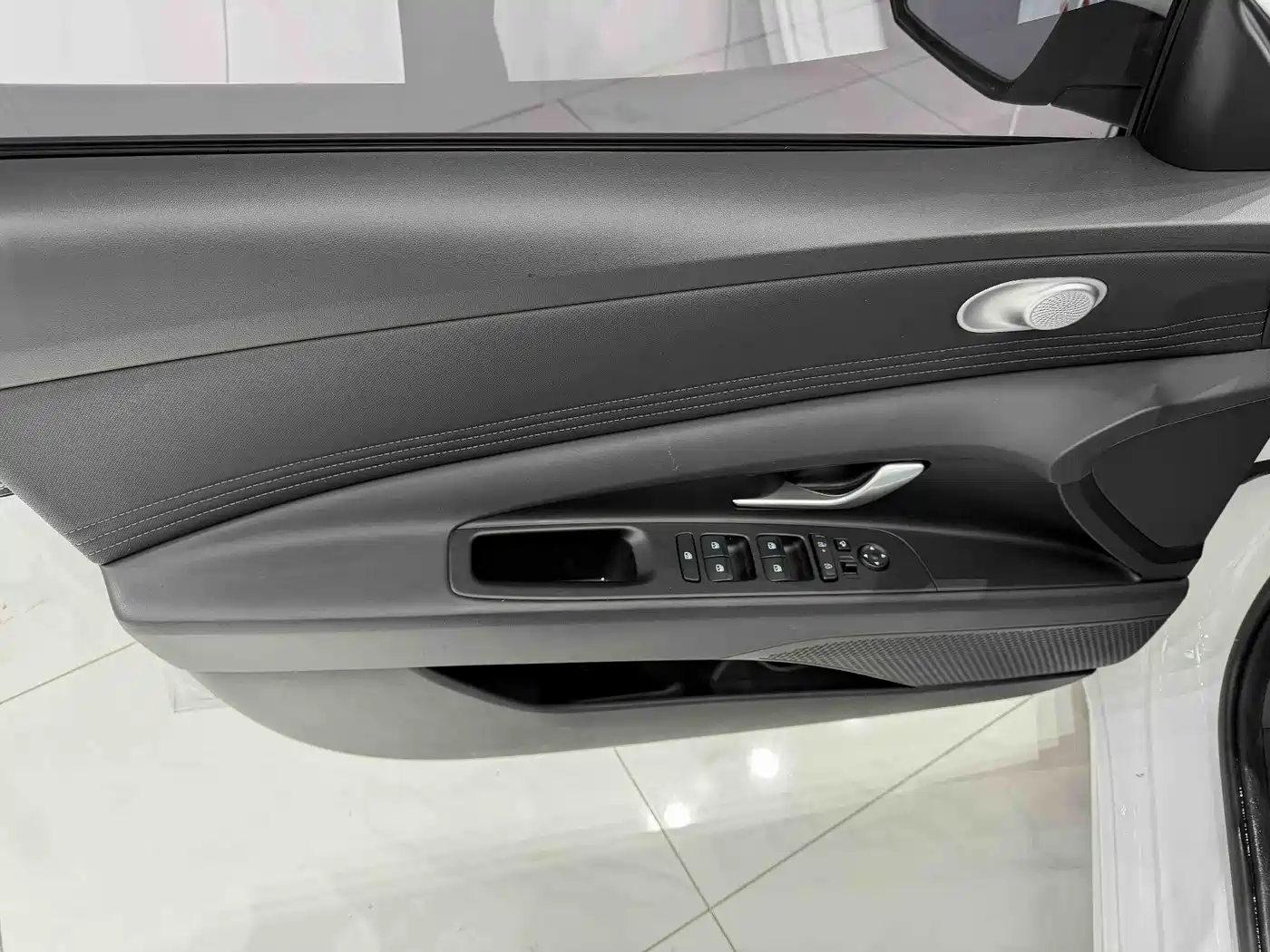 Hyundai Elantra 2023 Model 1.5L CVT LUX Premium Edition фото 8